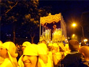 COSTALEROS ESPERANDO TURNO FRENTE AL PASO